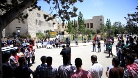 بالصور: الحركة الطلابية في جامعة بيرزيت تنظم وقفة تضامنية مع الاسير خضر عدنان